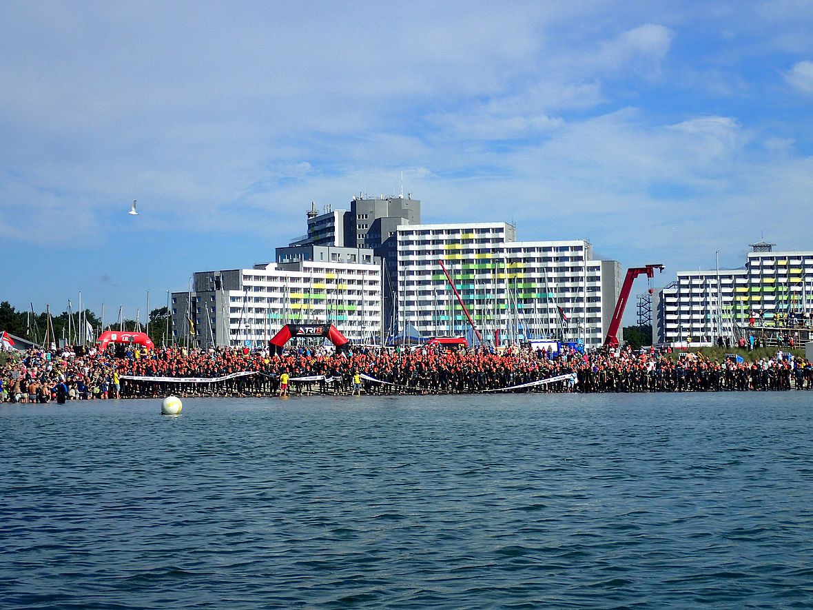 Der Start des OstseeMan 113 vor der Skyline des Ostseebads Damp