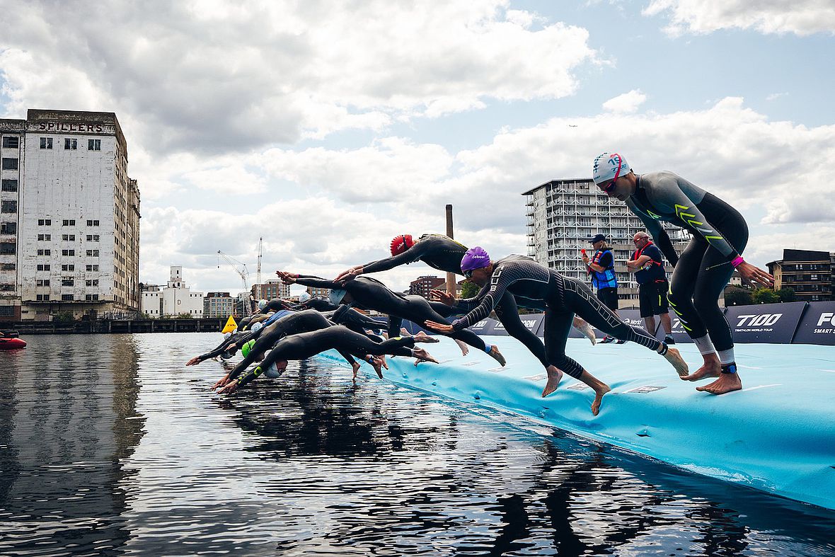 Startsprung in das Hafenbecken der Royal Victoria Docks