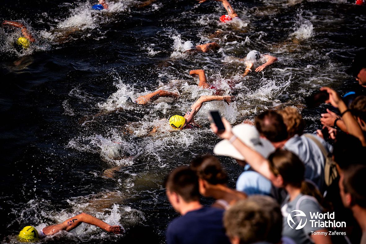 Schwimmen in Stadion-Atmosphäre