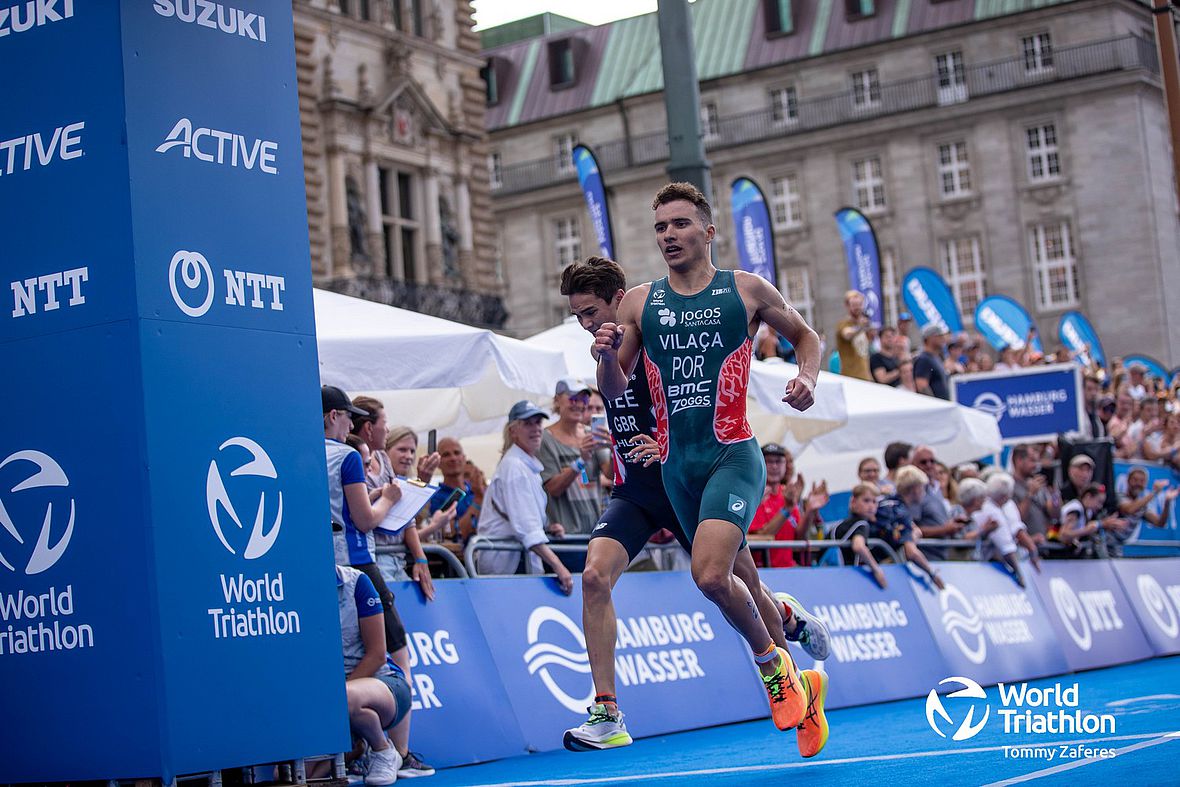 Zieleinlauf wie bei einem 1500 m Lauf: Vasco Vilaca gewinnt Silber, ganz knapp vor Alex Yee