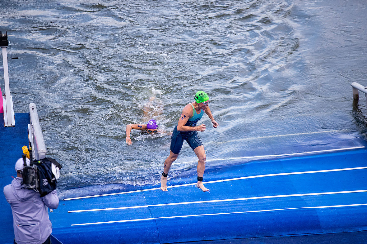 Flora Duffy, Die Olympiasiegerin von Tokio 2021, war beim Schwimmen früh an der Spitze