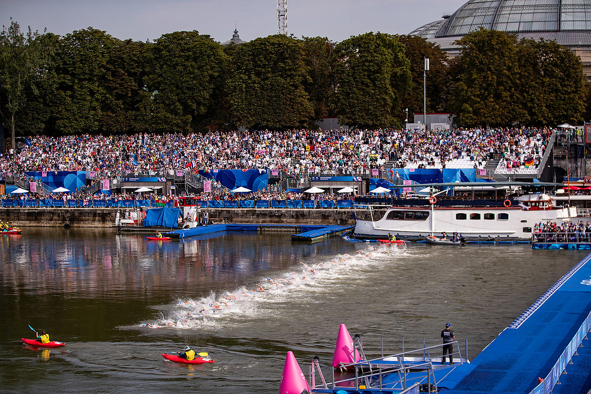 Schwimmen mit Stadionkulisse