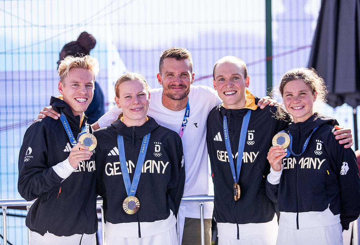 Olympiasieger mit Olympiasieger: Jan Frodeno - Co-Kommentator im ZDF - gratuliert dem deutschen Goldquartett