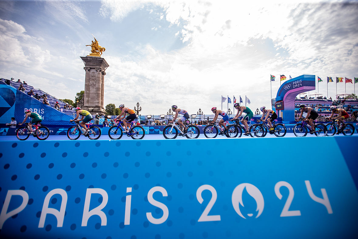 Sechsmals ging es beim Radfahren durch die Wechselzone auf der Pont Alexandre III Brücke