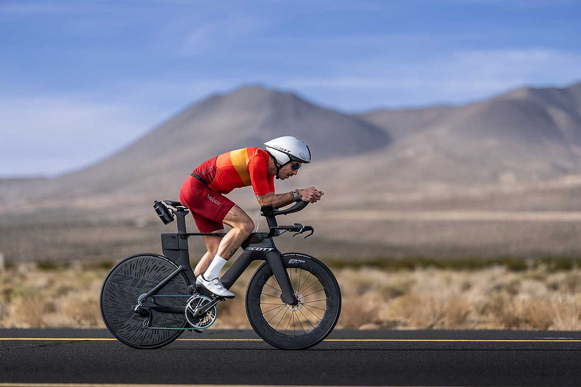 Bei gleicher Aerodynamik soll die neue Zipp Super-9 Tubeless Scheibe durch das verringerte Gewicht und den besseren Fahrkomfort schneller Zeiten ermöglichen