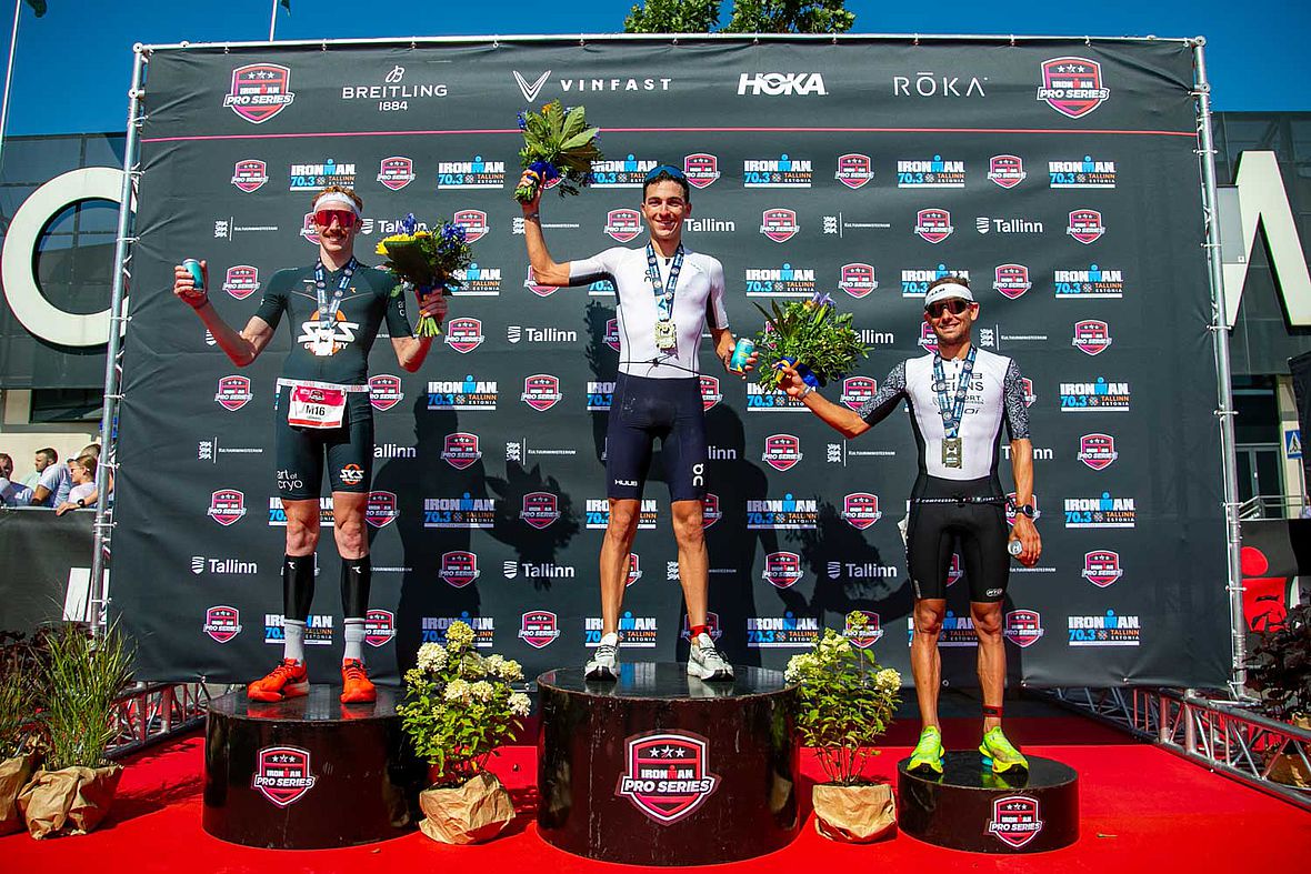 Ironman 70.3 EM 2024 Tallinn: Das Podium der Männer mit Leonard Arnold, Panagiotis Bitados und Jelle Geens (v.l.)