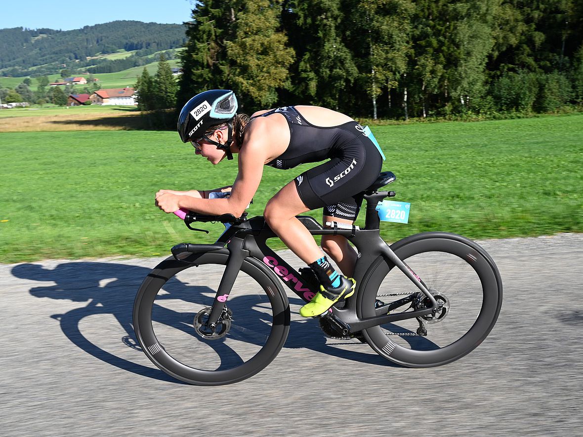 Alanis Siffert auf dem Weg durchs Weitnauer Tal