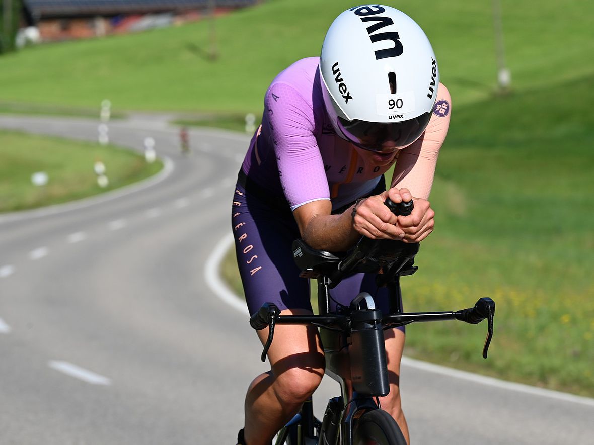 Rebecca Robisch fährt auf dem Rad an die Spitze