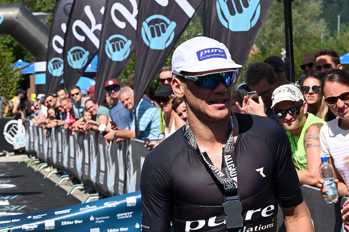 Ruben Zepuntke wird Zweiter und ist im Ziel ebenfalls geflasht von der Allgäuer Triathlon-Sause