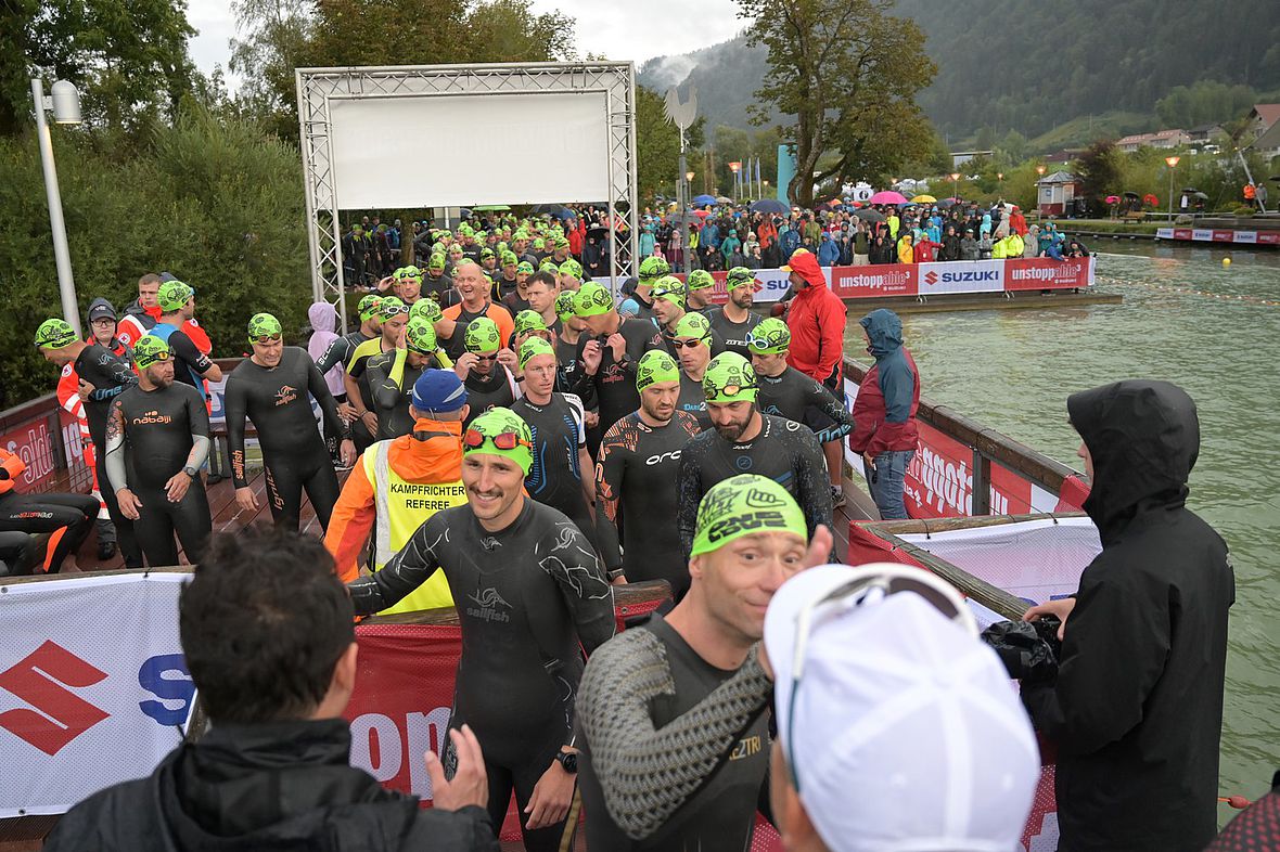 Die dritte Gruppe muss noch für den Schwimmstart einchecken