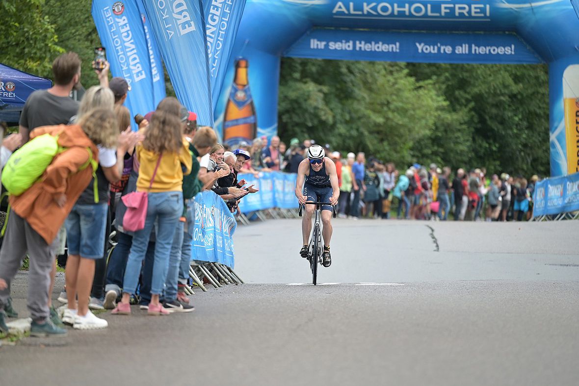 Der Leader des Sprint klettert über den Kalvarienberg ...