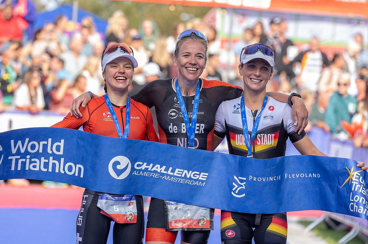 Das Frauenpodium bei der Challenge Almere-Amsterdam 2024: Alanis Siffert, Marlene de Boer und Jana Understadt (v.l.)