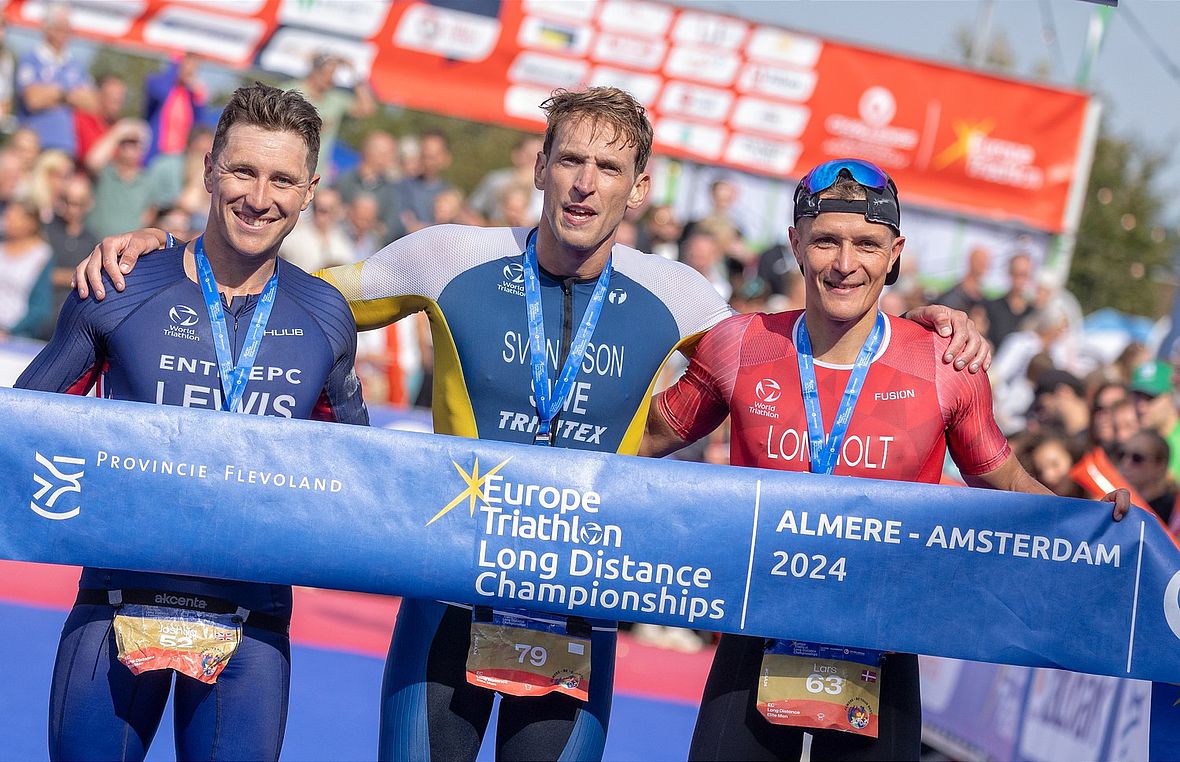 Die Top-3 Männer bei der Challenge Almere-Amsterdam 2014: Joshua Lewis, Jesper Svensson und Lars Lomholt (v.l.)