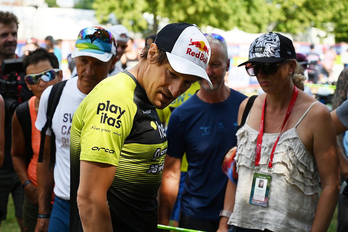 Was fährt die Konkurrenz? Sebastian Kienle bummelt durch den Parc fermé der Pros