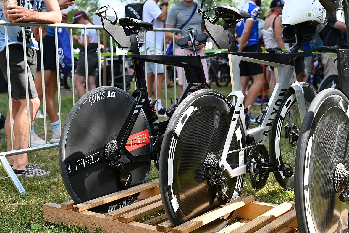 Zweimal Canyon Speedmax: Links die Maschine von Daniel Baekkegard, rechts der Bolide von Sam Laidlow