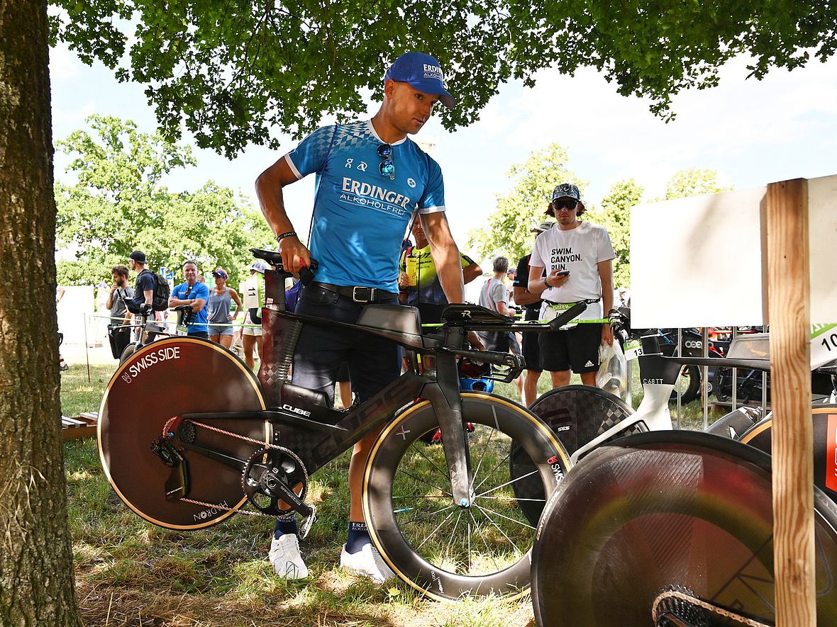 Einer der Letzten beim CheckIn: Andi Dreitz - der Challenge Roth-Sieger von 2019