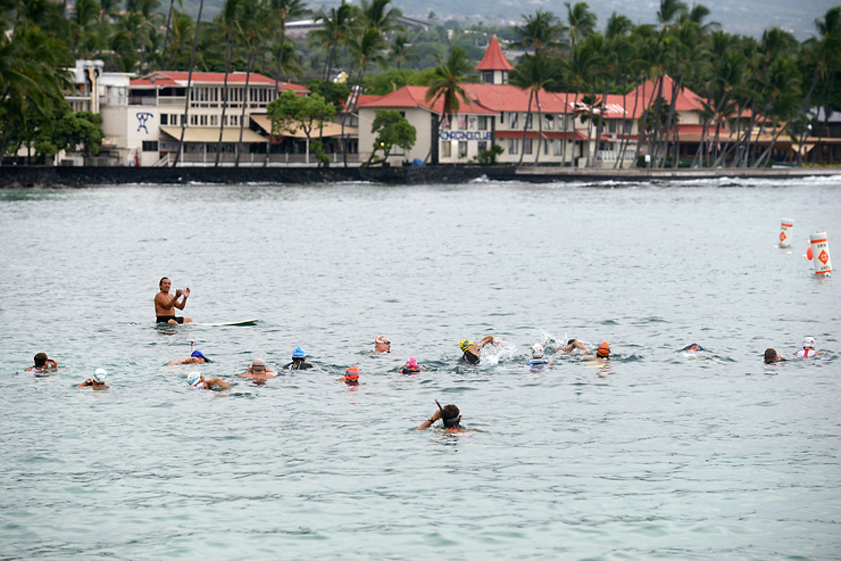 Dann fällt der Startschuss zum Tri-Test am Pier in Kona.