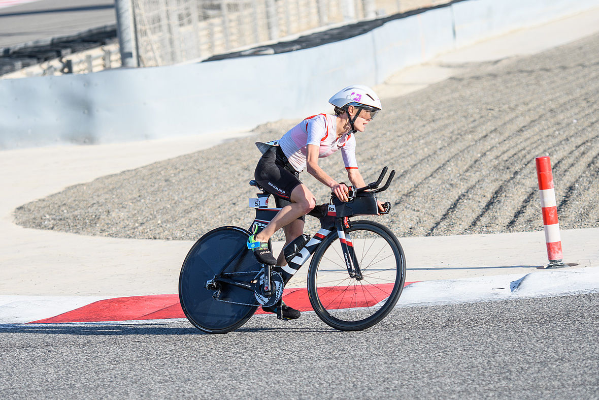 Ebenso am Oberlenker ist die Britin Sarah Lewis in den engen Kurven des Bahrain International Circuits unterwegs