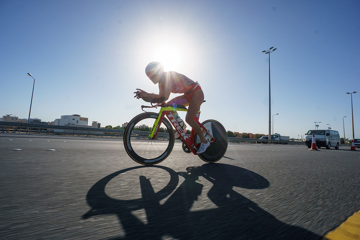 Die Titelverteidigerin Holly Lawrence ist derweil schon wieder auf dem Rückweg in Richtung Manama-Stadt