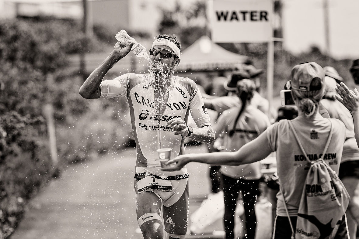 Jan Frodeno rennt auch an den Verpflegungsstellen durch - Kienle hatte hier auf dessen Stopps wie in den Vorjahren gehofft