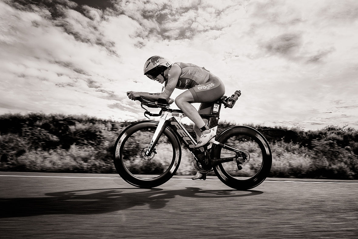 Aber Daniela Ryf ist eine, die eigentlich fast nie aufsteckt. Mit zunehmender Renndauer lief es immer besser für die Schweizerin. Die Rekordjagd war eröffnet. Neuer Bike-Rekord: 4:26:07 Std.