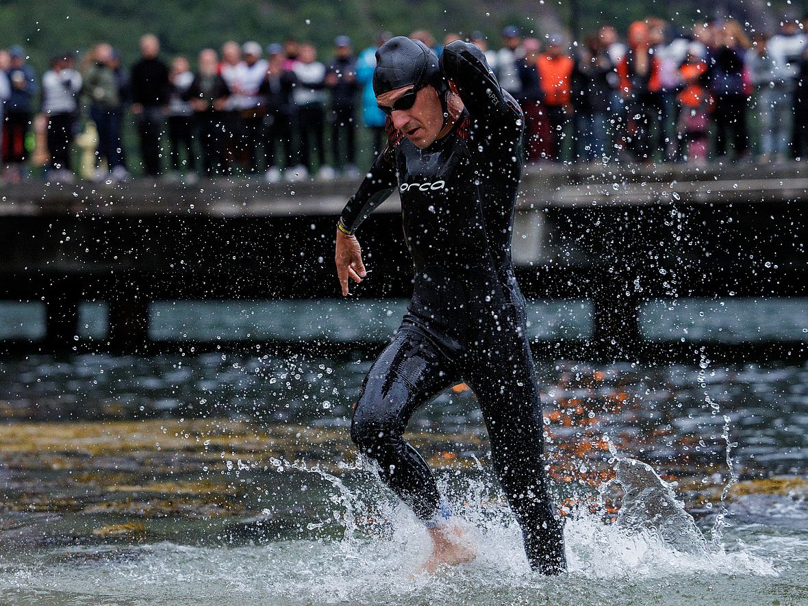 Seltenes Bild zum Abschluss der Karriere: Sebastian Kienle "First out of the water"