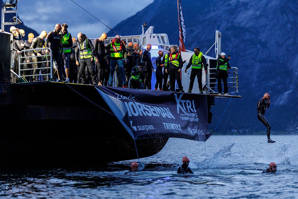 Die Fährte spuckt die Norseman-Athleten und -Athletinnen aus