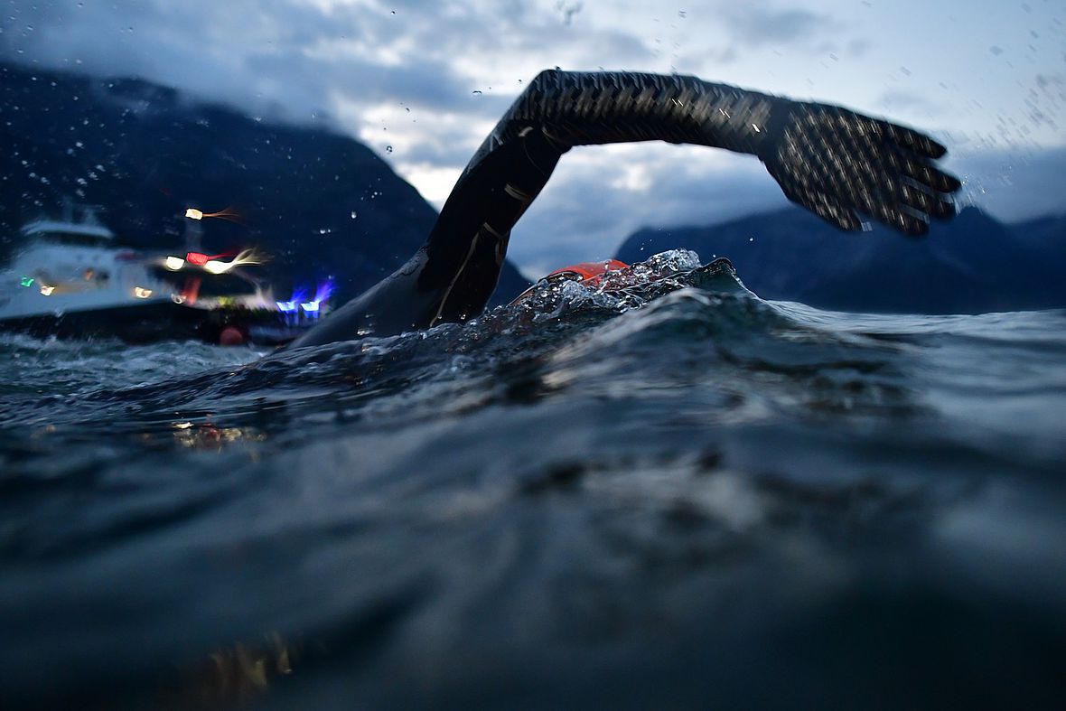 Bereit für das Schwimmen im kalten Wasser des Hardanger Fjords