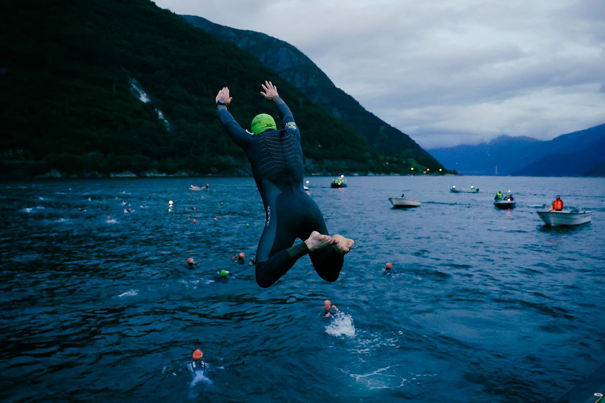 Jetzt gibt es kein Zurück mehr: Mit einem Sprung ins eiskalte Wasser des Hardanger Fjords beginnt das Norseman-Abenteuer