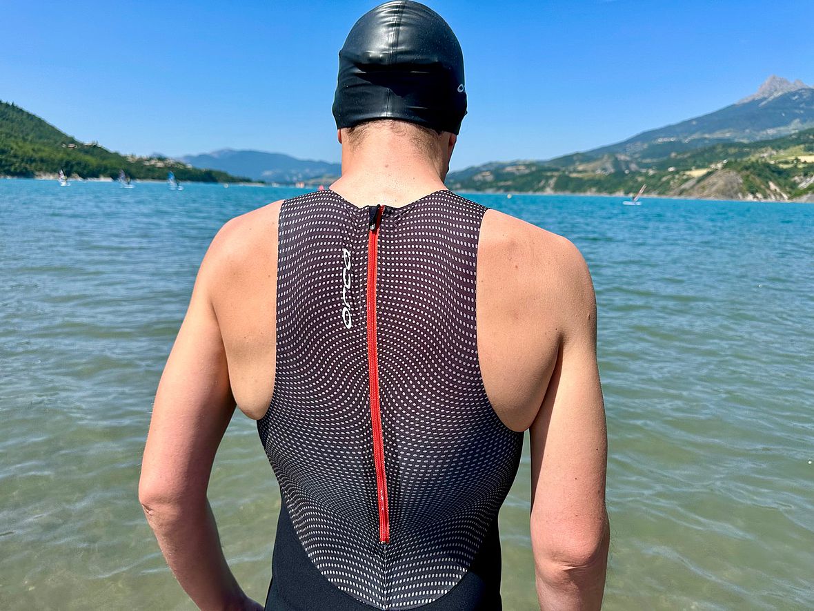 Der semiautomatische Zipper ermöglicht ein schnelles Öffnen des Orca Athlex Swimskins