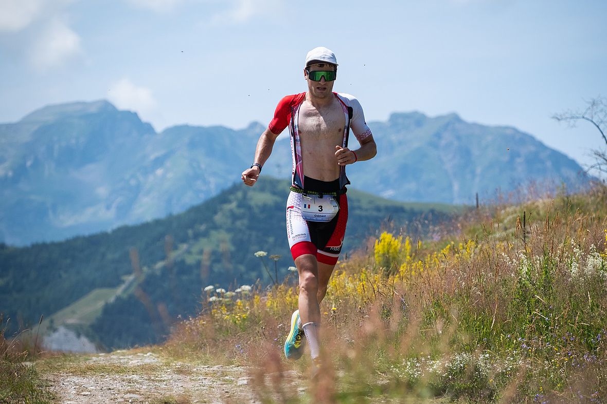 Clément Grandy auf dem Weg zum Sieg beim Alpe d´Huez Triathlon 2024