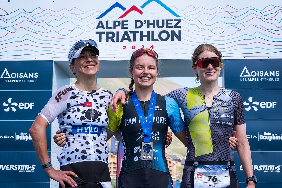 Die Topgirls beim Alpe d´Huez Triathlon 2024: Svenja Thoes, Alanis Siffert und Petra Eggenschwiler (v.l.)