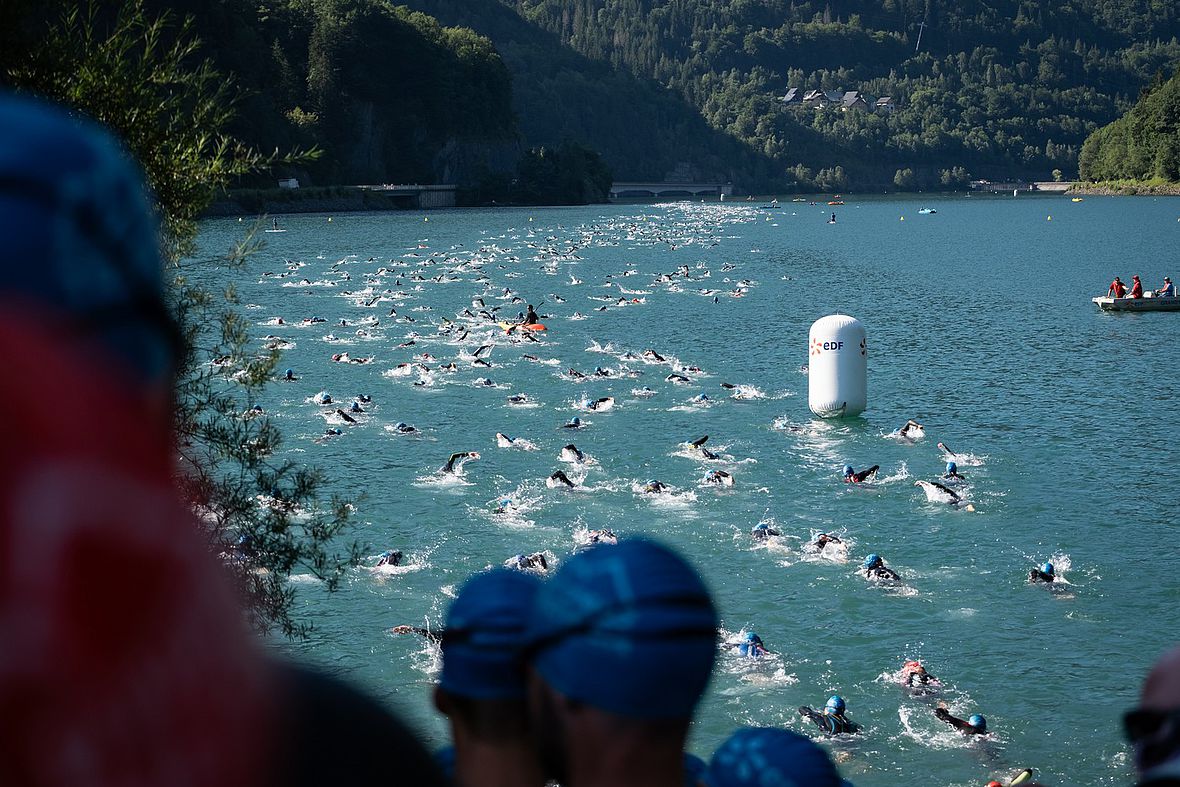 Nur der Schwimmauftakt im Lac du Vernay ist flach