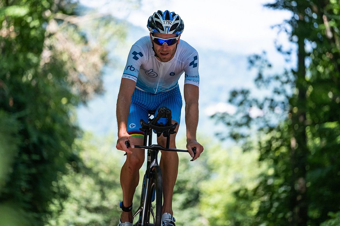 Altmeister Michael Raelert: Beim Schwimmen wie immer gut dabei, dann schnell weit abgeschlagen - DNF nach dem Radfahren ...