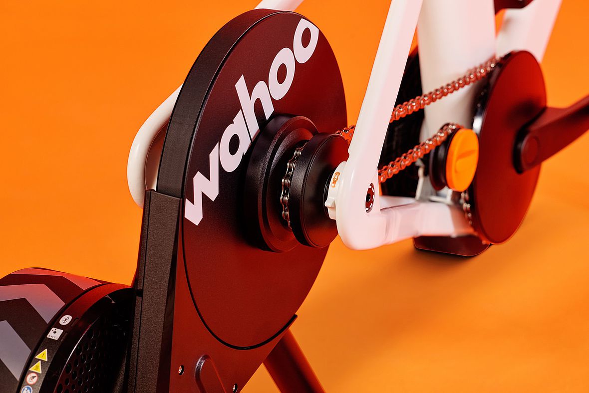 Die Rollen-Technik des Zwift Ride Smart Bikes steckt in einem Wahoo KICKR CORE