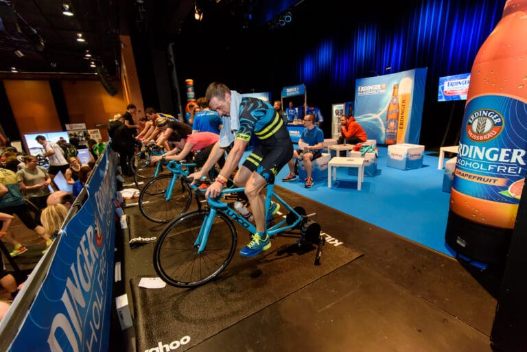 und schwitzen war beim Indoor-Triathlon angesagt. Zum Glück war die Erdinger Alkoholfrei Lounge in Reichweite und ...