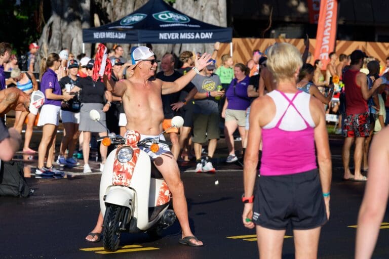 Mike Reilly: Normal the Voice of Ironman, heute mit dem Roller als Führungsfahrzeug unterwegs