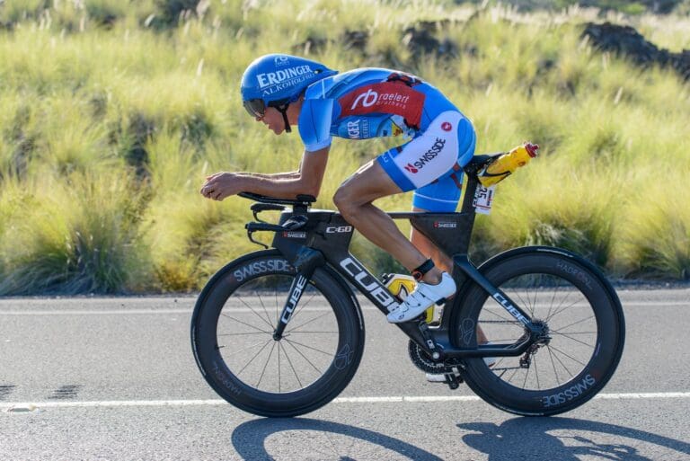 Andreas Raelert war nach dem Schwimmen in der großen Radgruppe dabei, mit seinem neuen aerodynamisch optimierten Zeitfahrrad