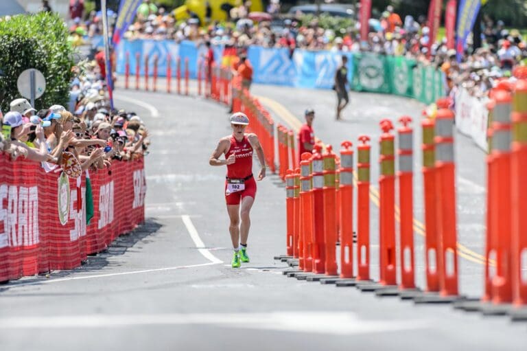 Daniela Ryf nimmt als erste Frau den Anstieg von der T2 in Richtung Kuakini Highway in Angriff - es sollte ein 3:06:37 Std. Marathon folgen