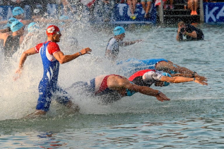 Dann geht´s für die gut 50 Pros in den gut temperierten Wörthersee - der Neo blieb deshalb heute trocken. Die Agegrouper durften ihn im Anschluss aber einsetzen.