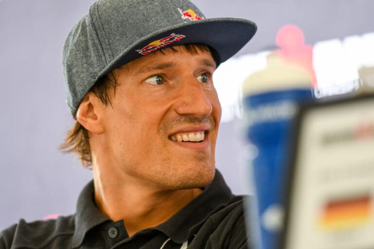 Sebastian Kienle lauscht den Ausführungen des Moderators