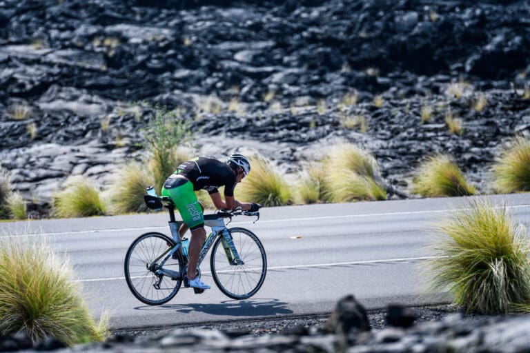 Sanders kommt mit der Empfehlung des Siegs bei Ironman Arizona im Herbst 2016 nach Kona. In 7:44:29 Stunden stellte er dort eine Weltbestzeit für IRONMAN-Rennen der WTC auf. (im Mai 2017 war Tim Don dann allerdings noch schneller unterwegs - 7:40:23 Std.)