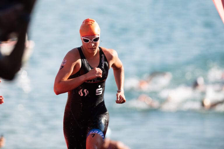 Dorka Putnoczki von der SG Triathlon Witten führt das Feld nach dem Schwimmen an