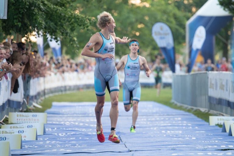 Maximilian Schwetz wartet an der Finishline auf seinen Teamkollegen Jonas Breinlinger