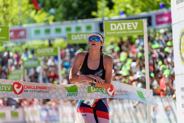 Lucy Charles wird 9 Sekunden hinter Sämmler Zweite. Ihre Zeit: 8:43:51 Stunden