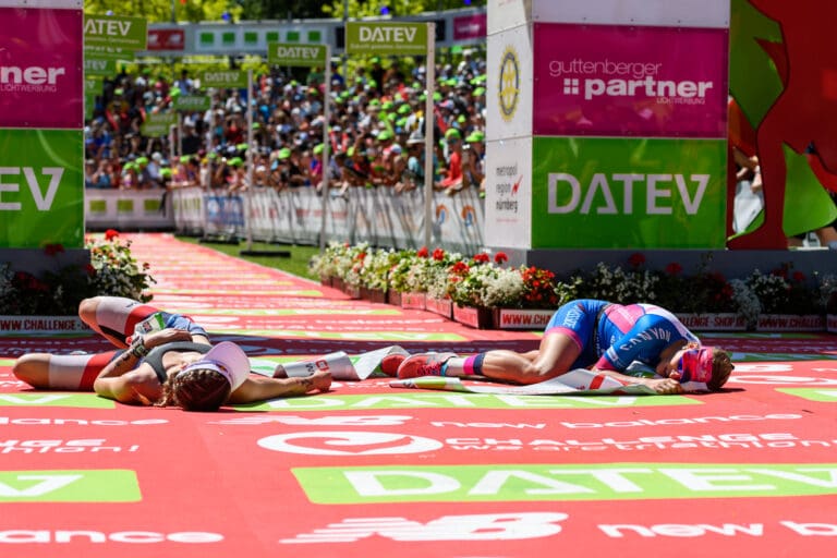 Erst 9 Sekunden getrennt, dann vereint auf dem Boden. Lucy Charles und Dani Sämmler