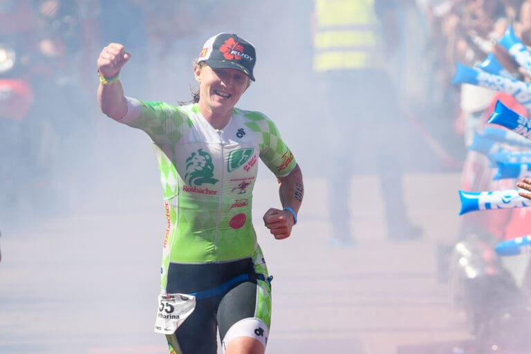 Katharina Grohmann rennt mit einem starken Marathon noch auf Rang zwei beim Ironman Hamburg