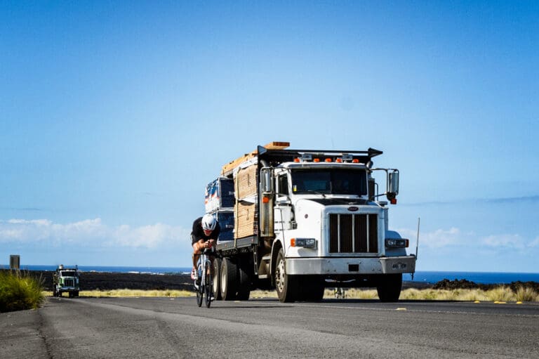 Im Training ist die niedrigere Felgenvariante dann vielleicht auch die bessere Wahl. Wenn die großen Trucks die Luft zur Seite drücken droht schon mal ein ordentlicher Versetzer