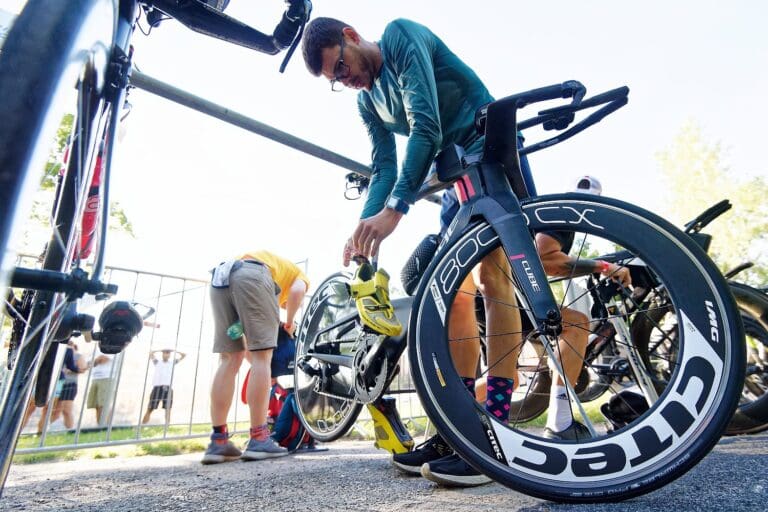 Franz Löschke, mit dem Sieg vom Ironman 70.3 St. Pölten ins Kraichgau gekommen, bei den letzten Handgriffen an seinem Bike