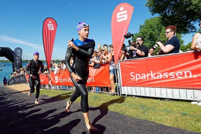 Anna-Lena Pohl steigt als Schwimmbeste aus dem Hardtsee, direkt verfolgt von Helle Frederiksen